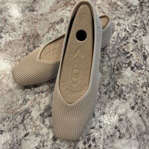 Vivaia Margot Square Toe V-Cut Flats - Size 37 (6.5)